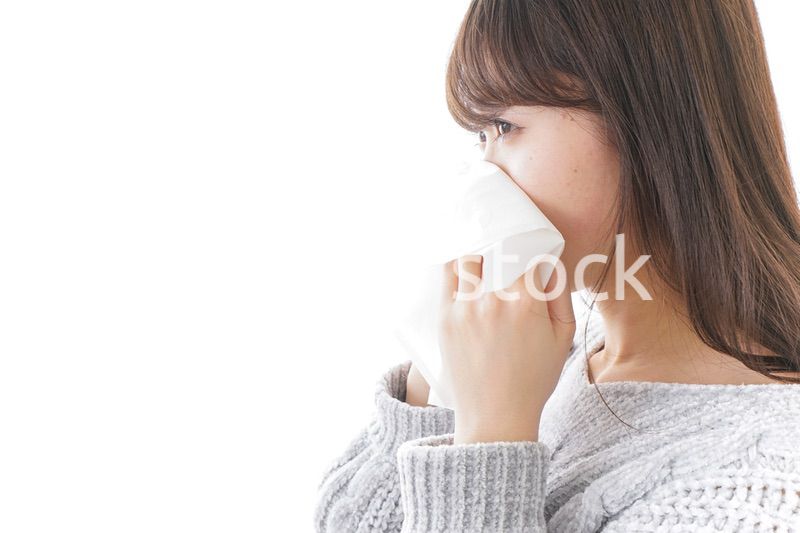 風邪・花粉症で鼻をかむ女性