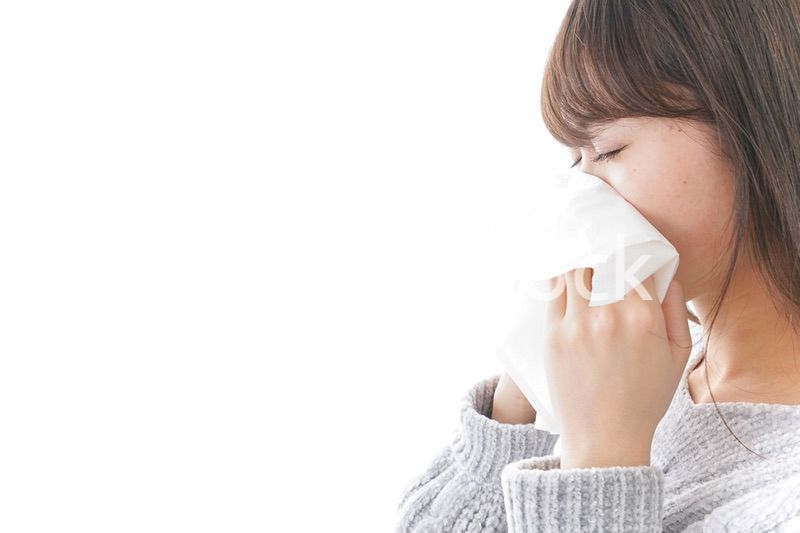 風邪・花粉症で鼻をかむ女性