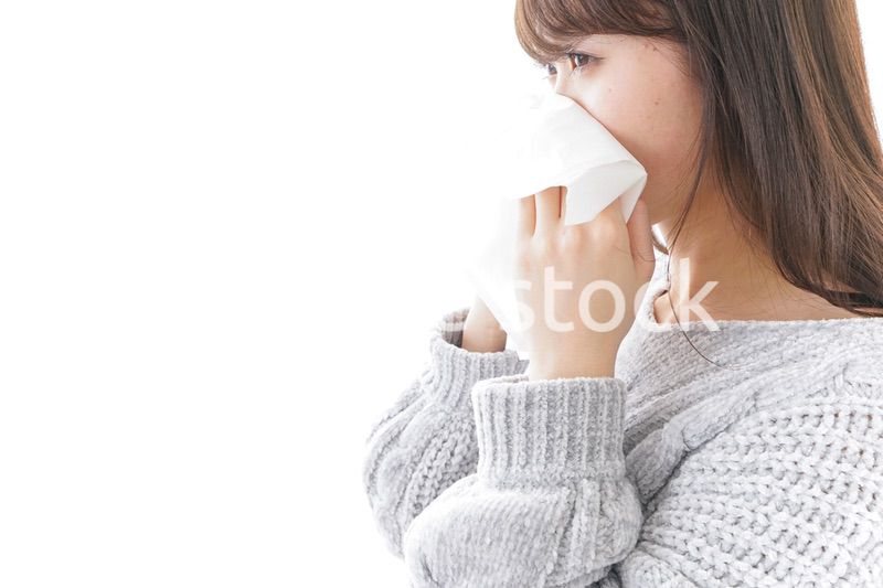 風邪・花粉症で鼻をかむ女性
