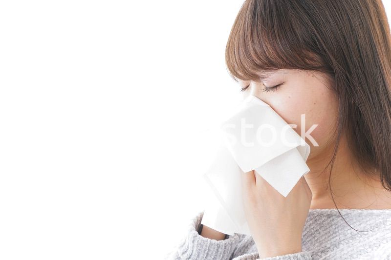 風邪・花粉症で鼻をかむ女性