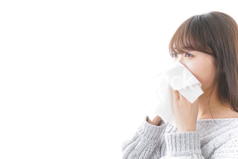 風邪・花粉症で鼻をかむ女性