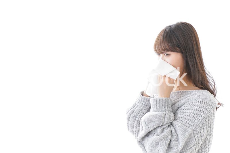 風邪・花粉症で鼻をかむ女性