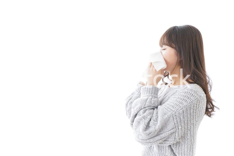 風邪・花粉症で鼻をかむ女性