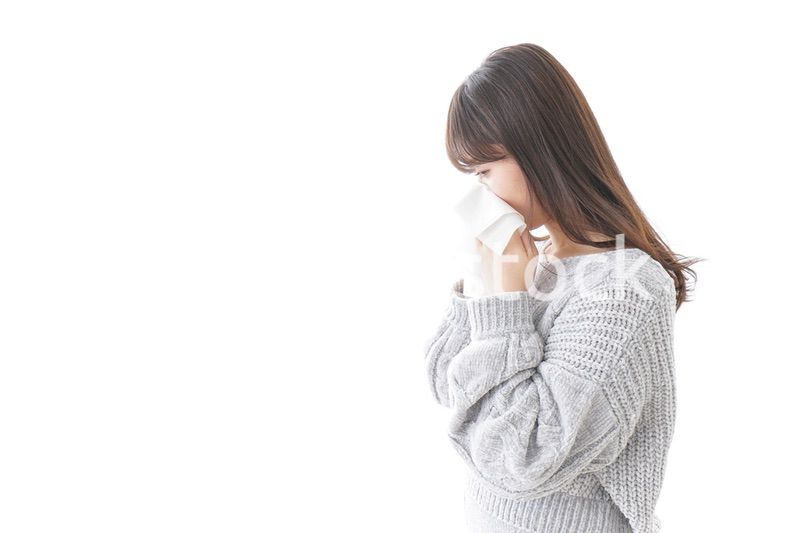 風邪・花粉症で鼻をかむ女性