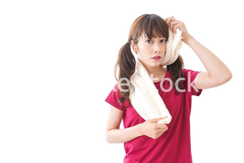 汗を拭く女性