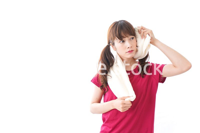 汗を拭く女性