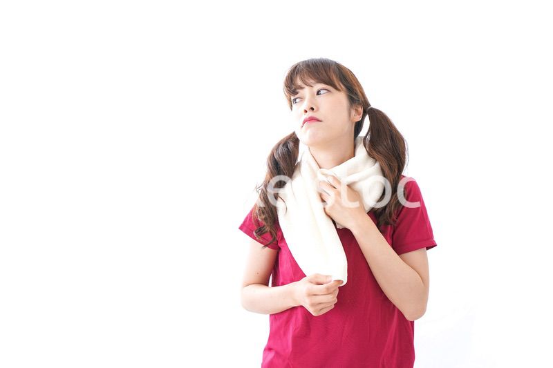 汗を拭く女性