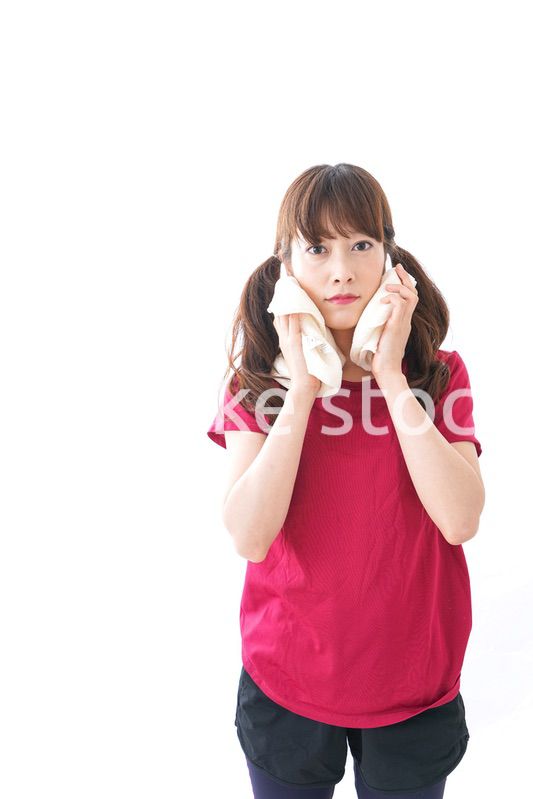 汗を拭く女性