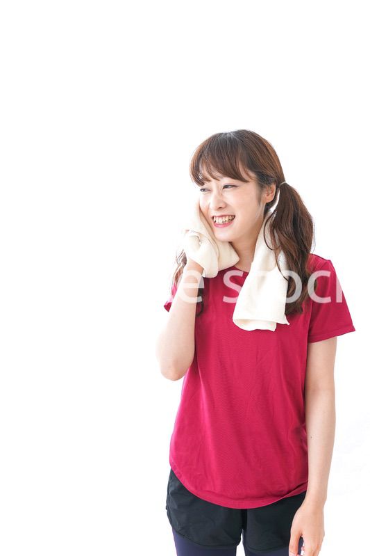 汗を拭く女性