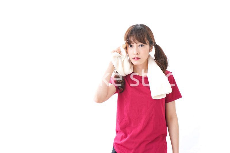 汗を拭く女性
