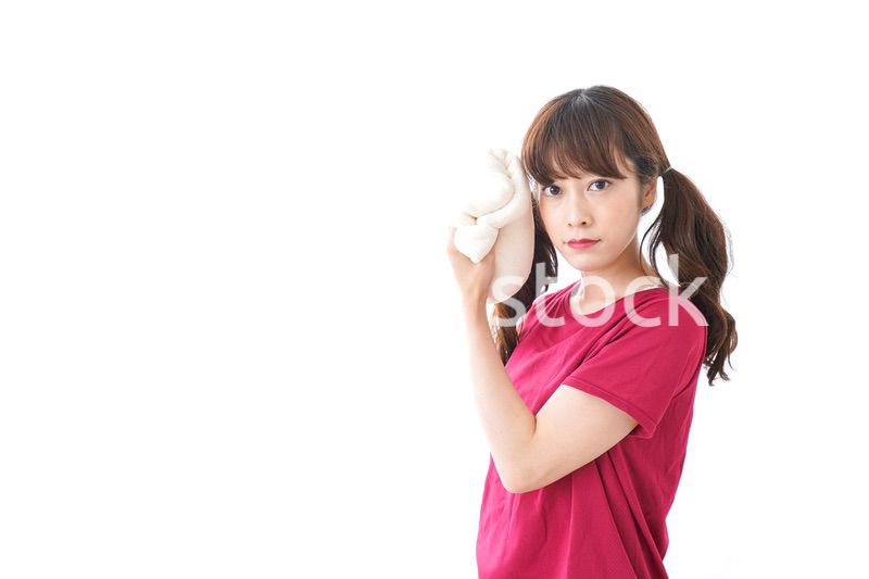 汗を拭く女性