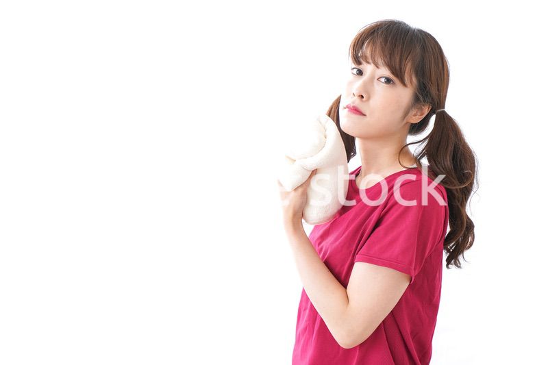 汗を拭く女性