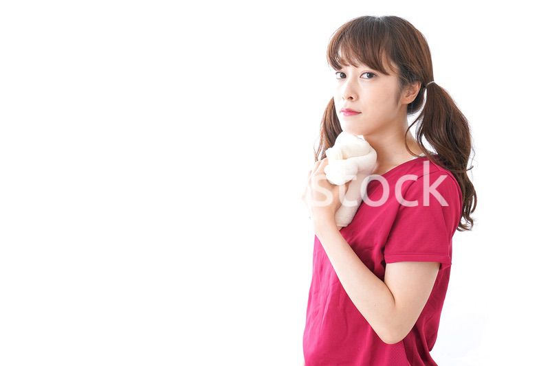 汗を拭く女性