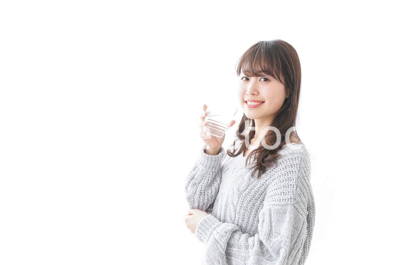 水分補給をする女性