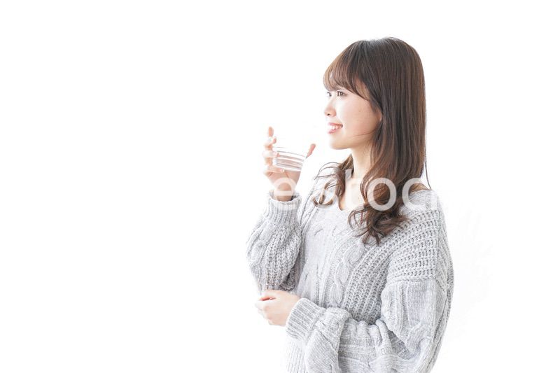 水分補給をする女性