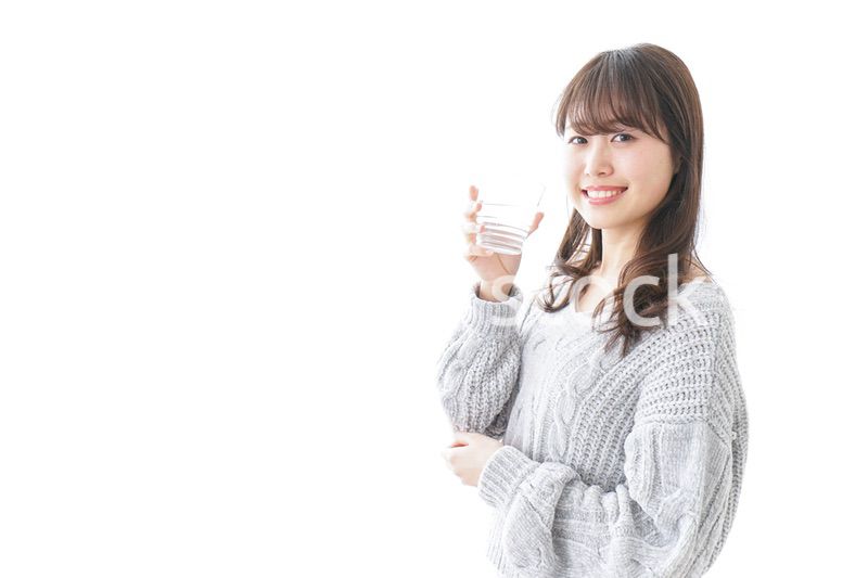 水分補給をする女性