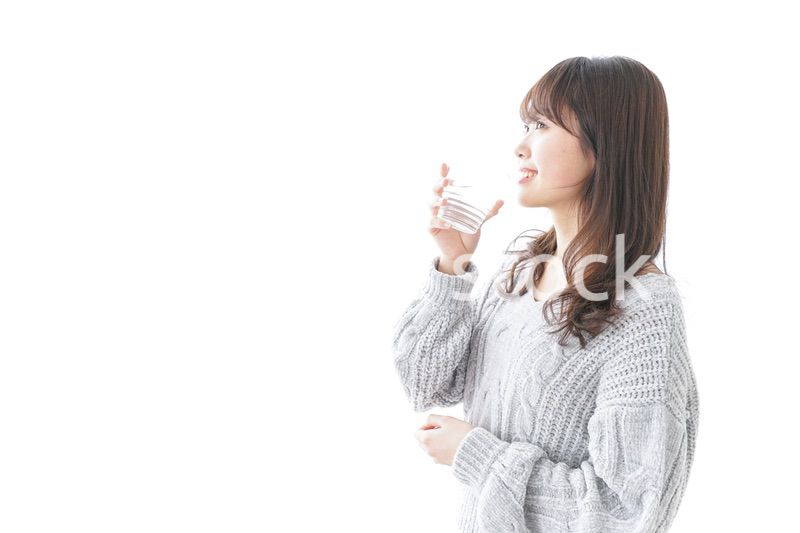 水分補給をする女性