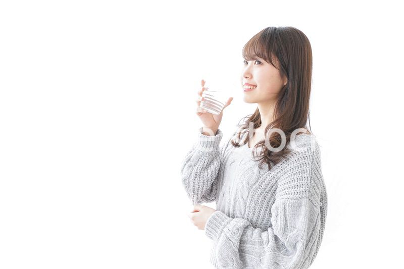 水分補給をする女性