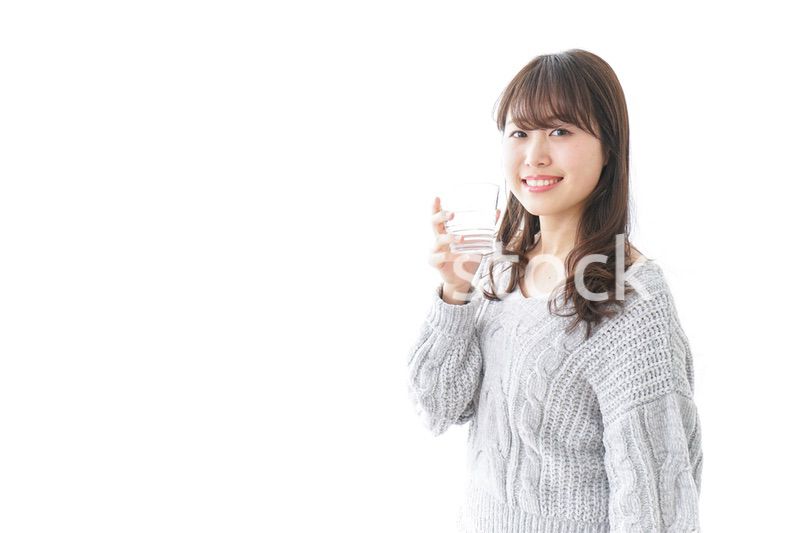 水分補給をする女性