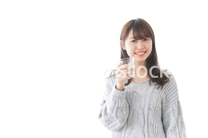 水分補給をする女性