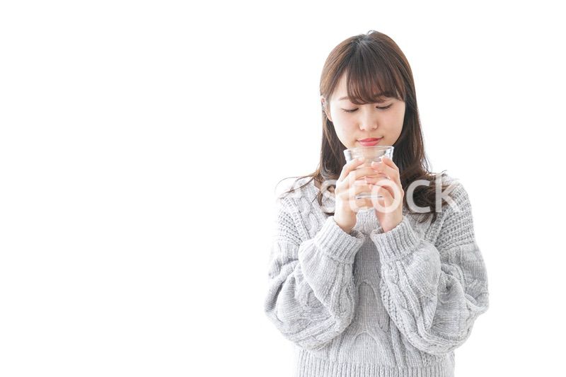 水分補給をする女性