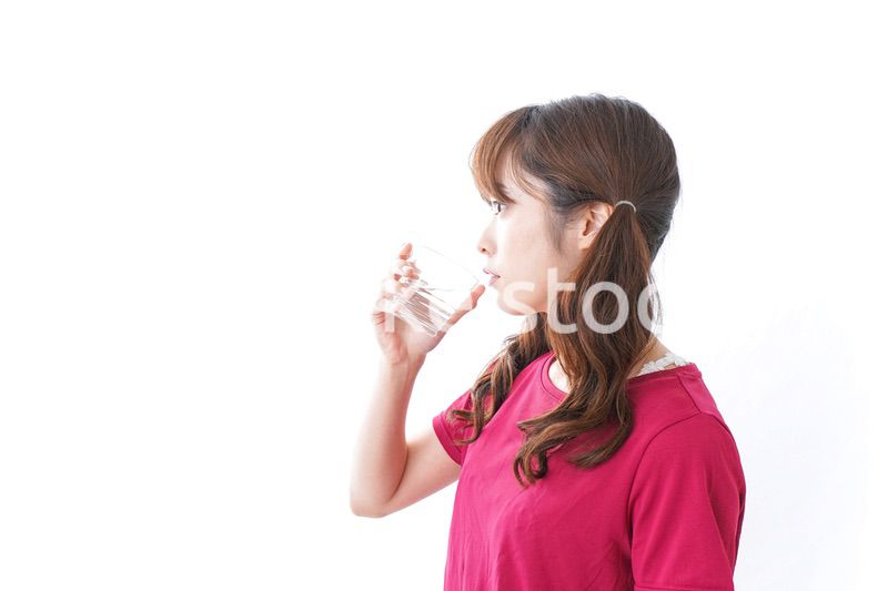 水分補給をする女性