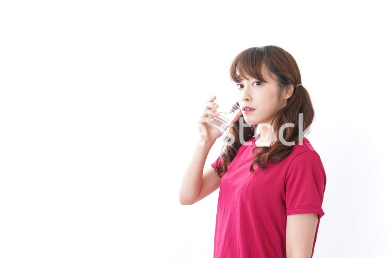 水分補給をする女性