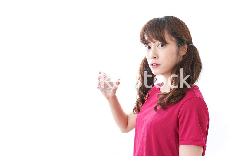 水分補給をする女性