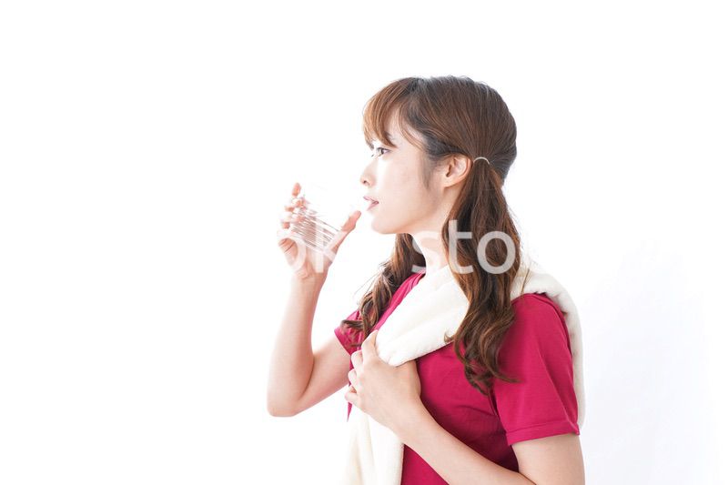 水分補給をする女性
