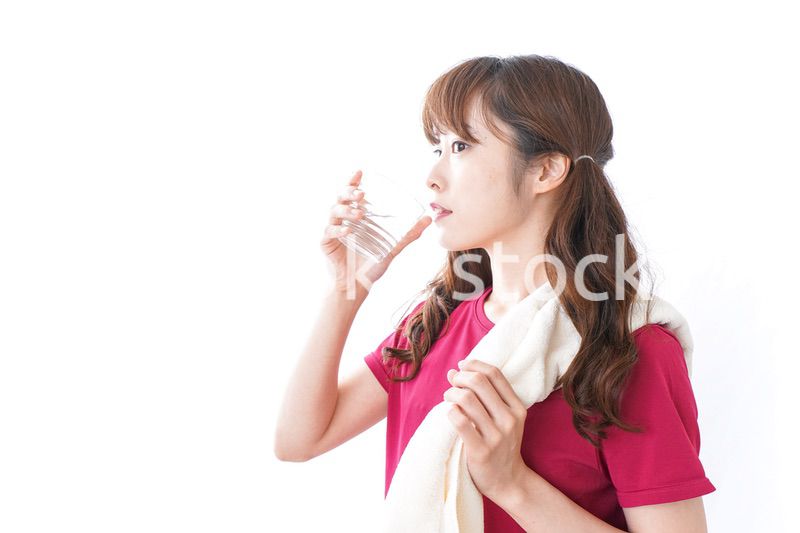 水分補給をする女性