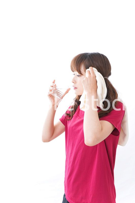 水分補給をする女性