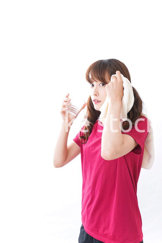 水分補給をする女性