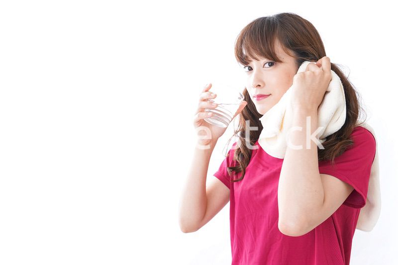 水分補給をする女性