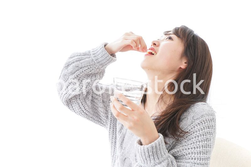 粉薬を服用する女性