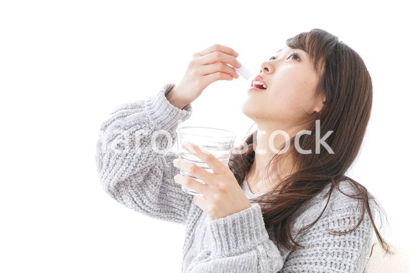 粉薬を服用する女性