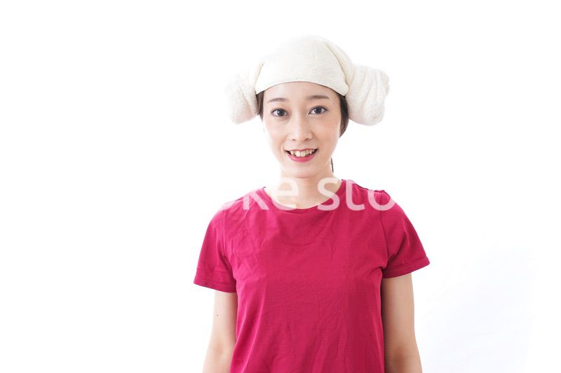 自宅でくつろぐ女性