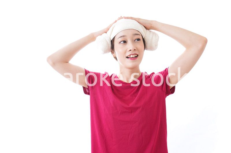 自宅でくつろぐ女性