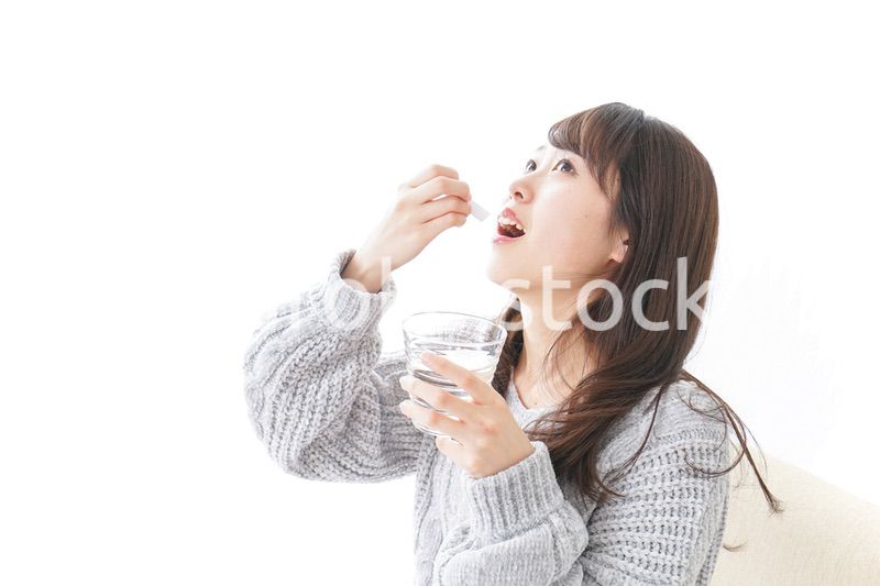 粉薬を服用する女性