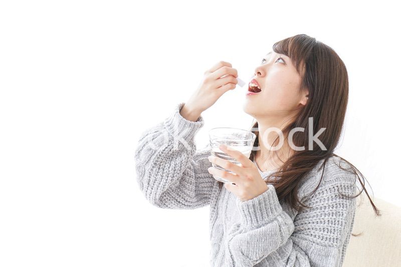 粉薬を服用する女性