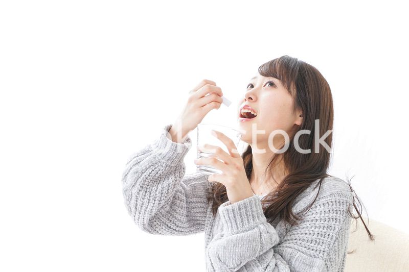 粉薬を服用する女性