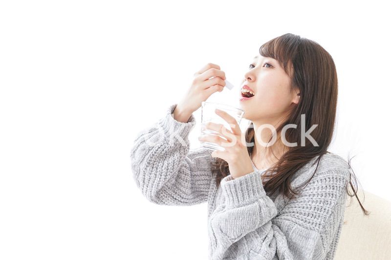 粉薬を服用する女性