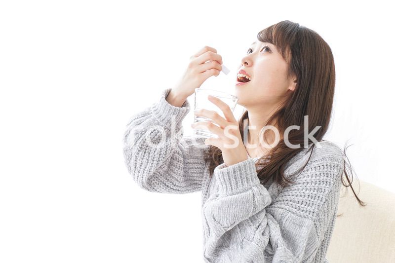 粉薬を服用する女性