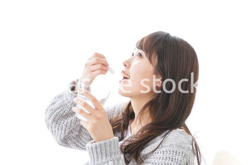 粉薬を服用する女性