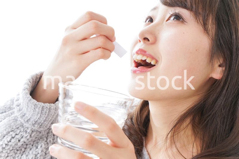 粉薬を服用する女性