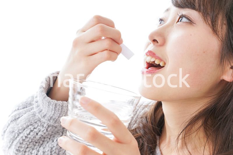 粉薬を服用する女性