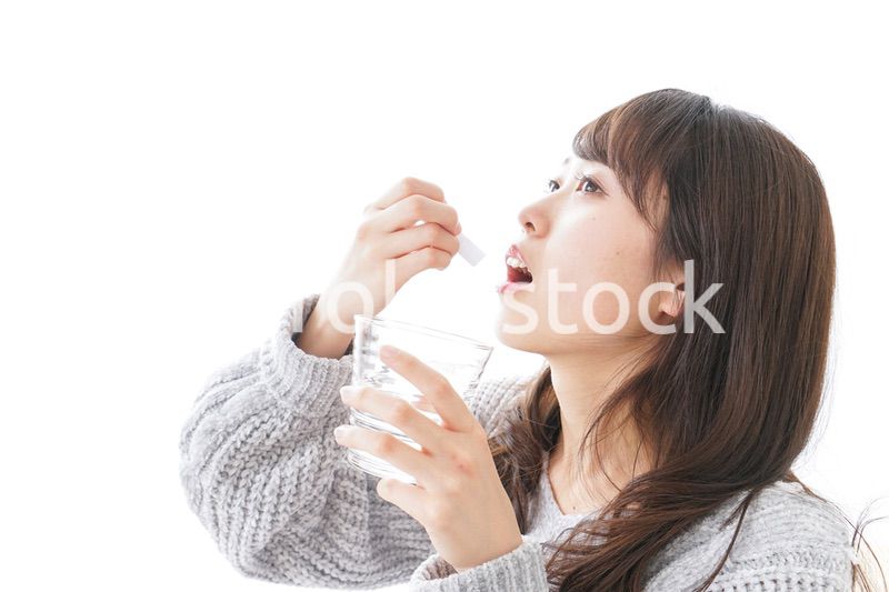 粉薬を服用する女性