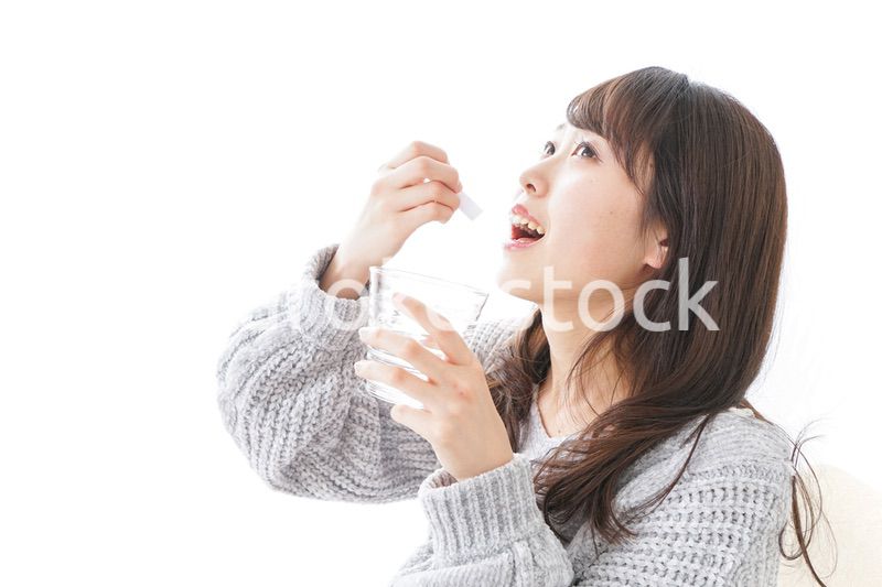 粉薬を服用する女性