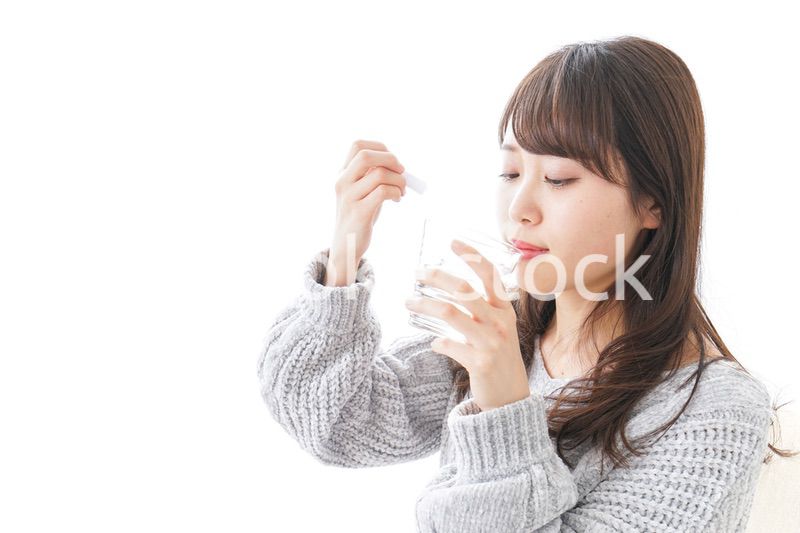 粉薬を服用する女性