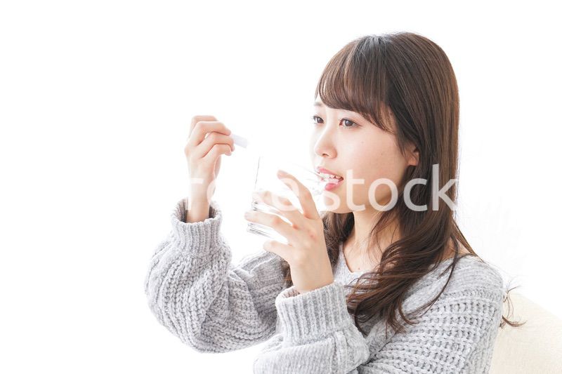 粉薬を服用する女性