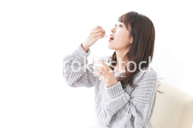 粉薬を服用する女性